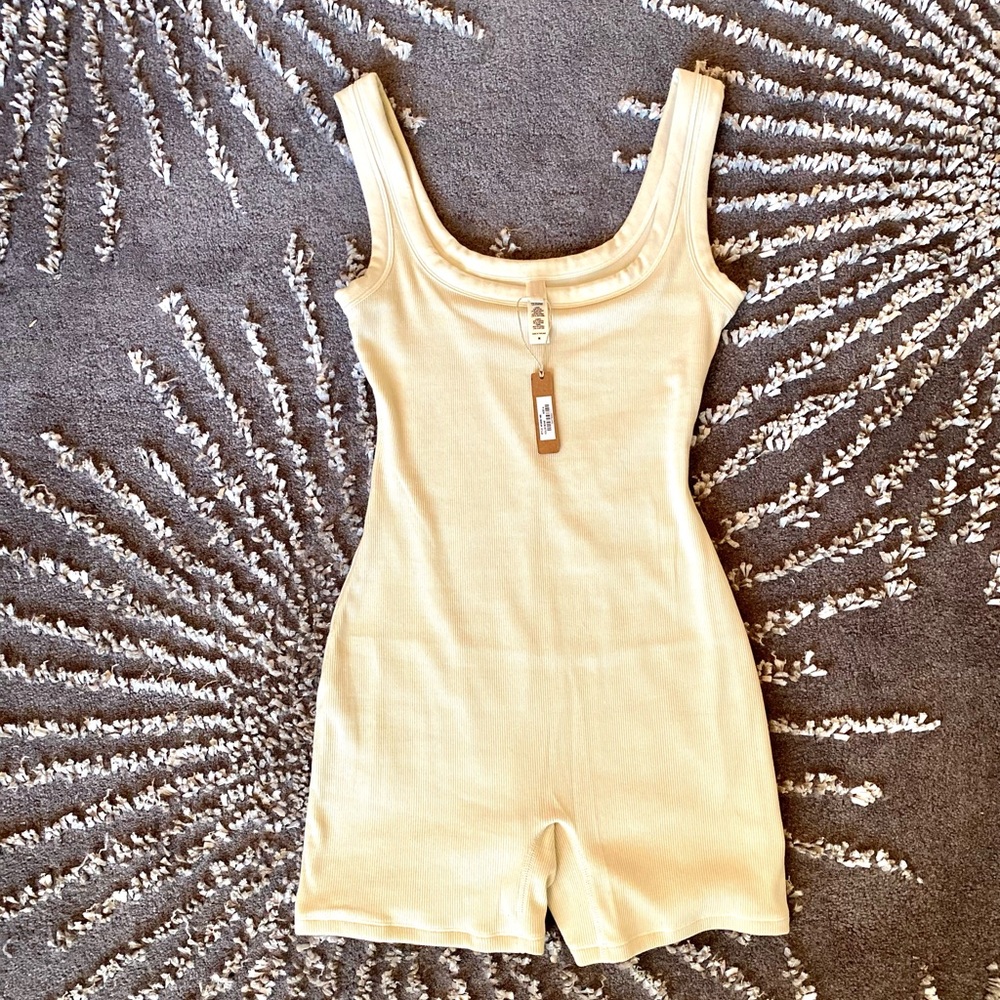 Rare Skims ribbed cotton bodysuit. Colo Bone, size M nwt